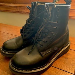 Loved 1460 WOMEN'S SMOOTH LEATHER LACE UP BOOTS